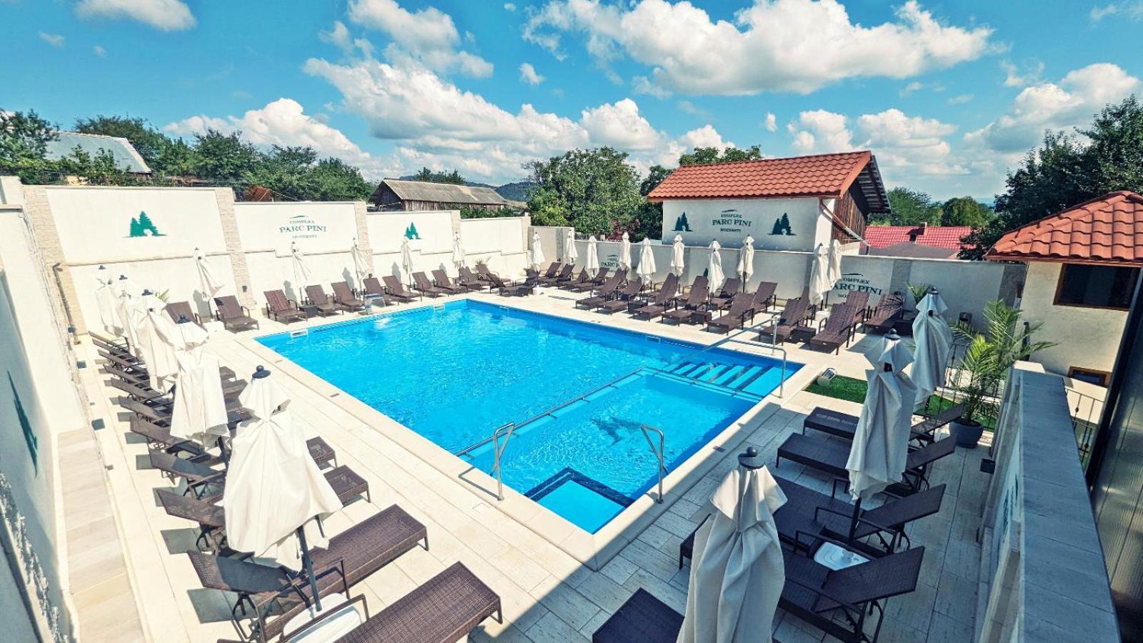 Hotel Complex Parc Pini Moineşti Exterior foto